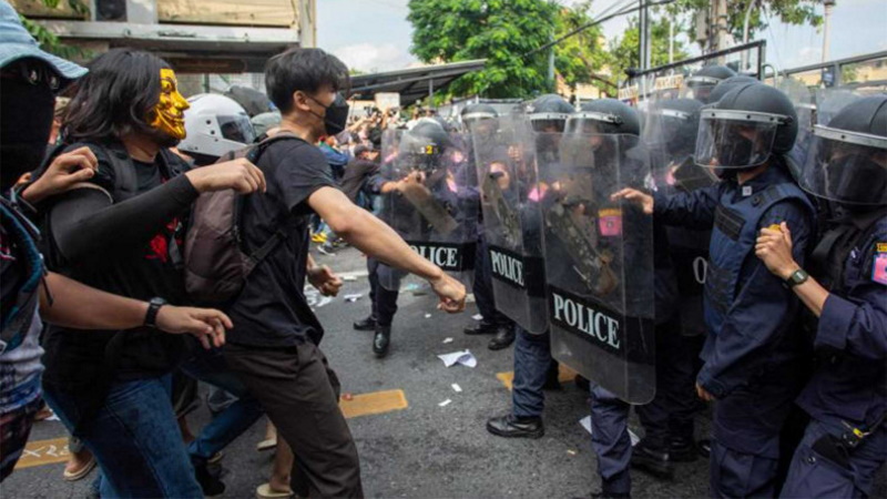 Police fire rubber bullets at protesters in Bangkok on day 1 of Apec summit