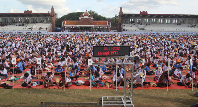 Students roast in sun as World Record bid backfires
