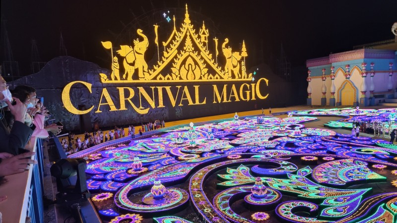 Chuan Leekpai graces grand opening of B6.6bn Carnival Magic