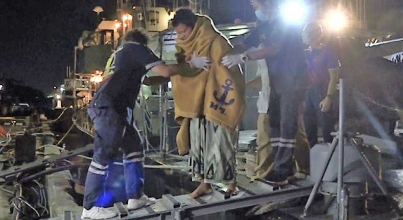 Shipwrecked fisherman found alive, roped to dead crewmates