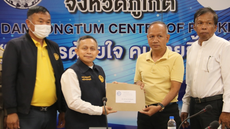 Phuket taxi, van, tuk-tuk, bus drivers complain of unfair competition