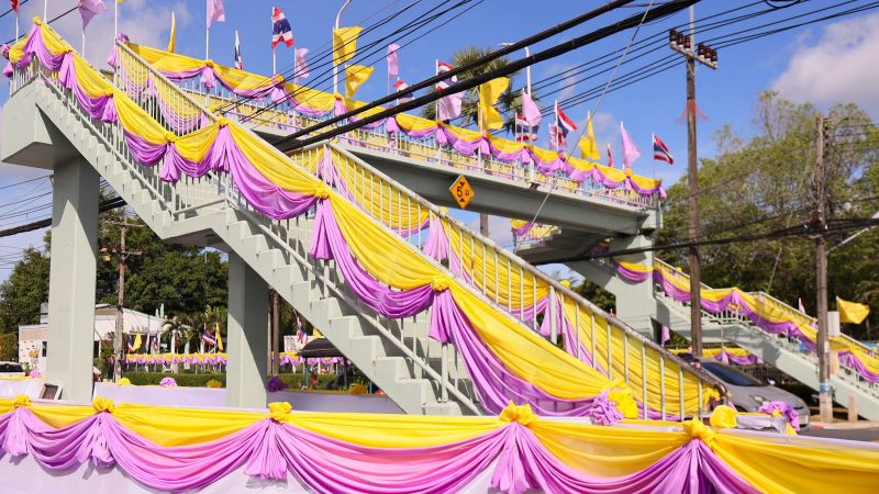 Phuket residents gather to greet King and Queen of Thailand