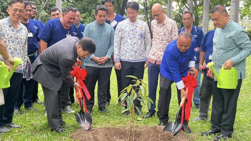 Phuket governor visits Chinese envoy in Bangkok