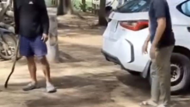 Grab driver threatened with machete over taxi queue