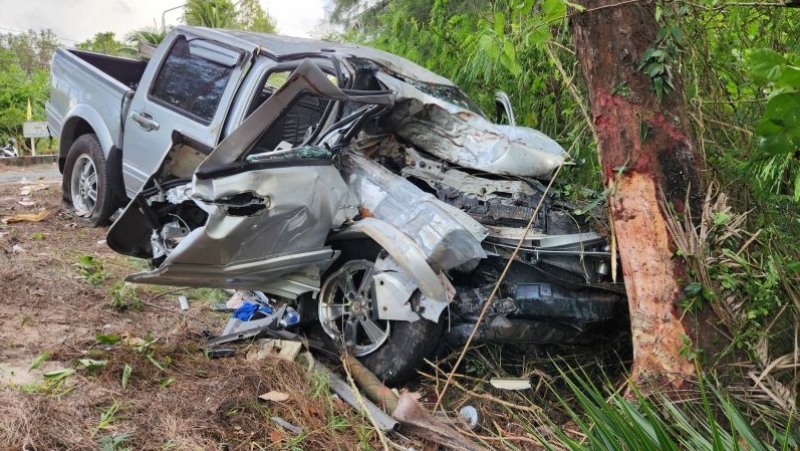 Pickup slams into tree on road onto Phuket