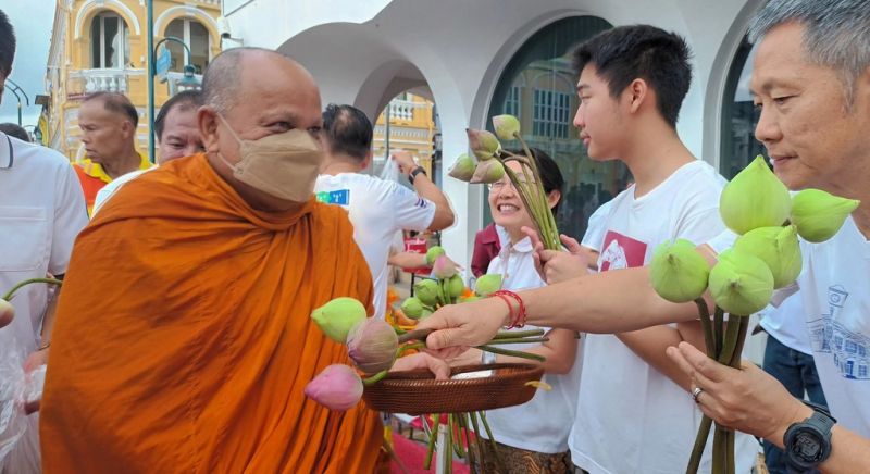 Phuket Governor takes merit-making walk