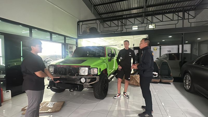 Phuket officials crack down on taxis, foreign businesses