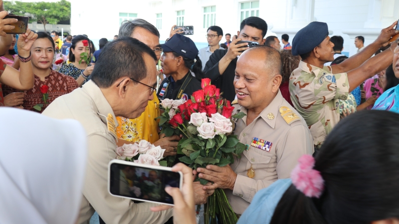Bouquets and blessings for Governor Narong’s farewell