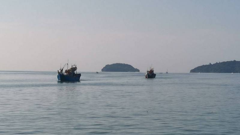 Navy seizes Indonesian trawlers off Phuket