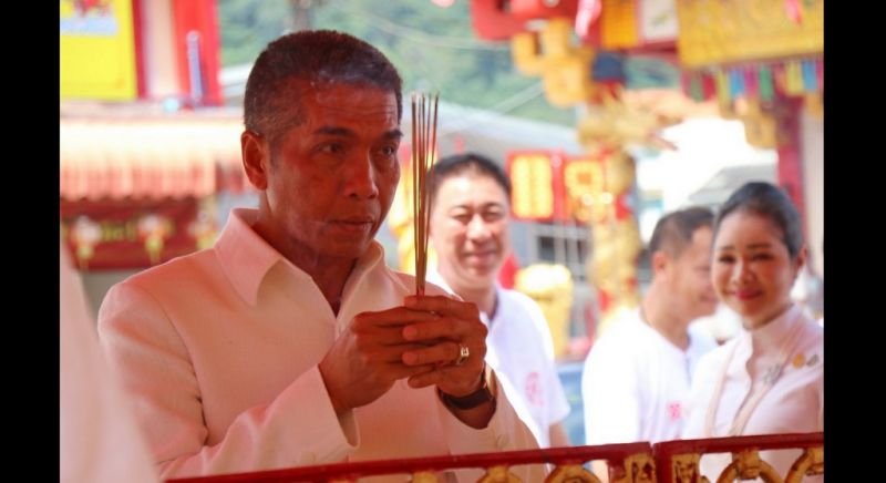Phuket Governor and wife visit Samkong Shrine