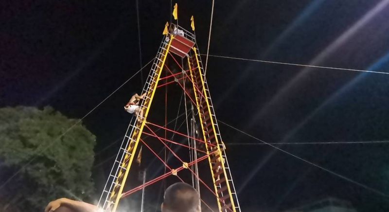 ‘Knife ladder’ climb wows crowds at Bang Neow Shrine