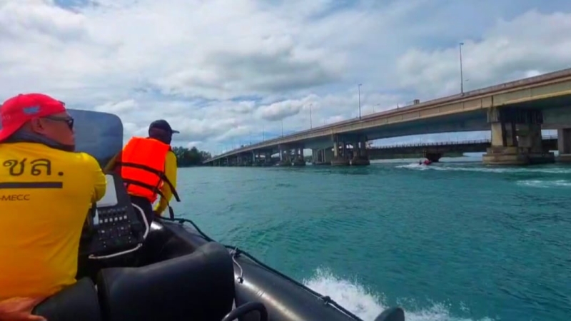 Student rescued after jump from Sarasin Bridge