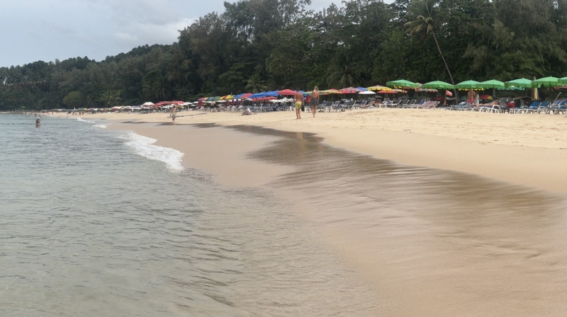 Sunbeds at Surin Beach cleared, leaving one operator