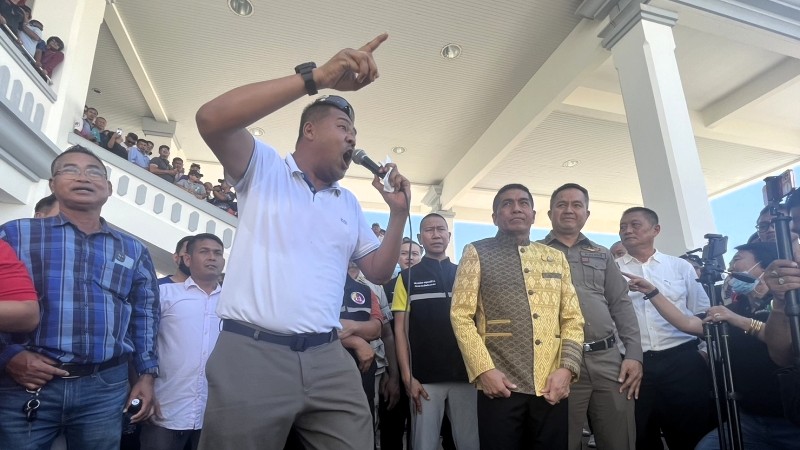 Protest spurs ban on any new taxi-app vehicles in Phuket