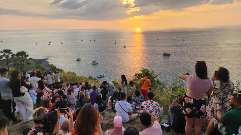 Crowds flock for last sunset of 2023