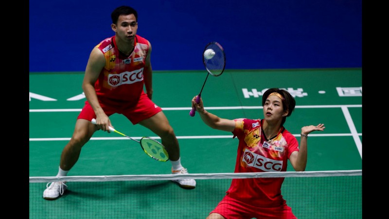 Kunlavut and mixed doubles pair march on