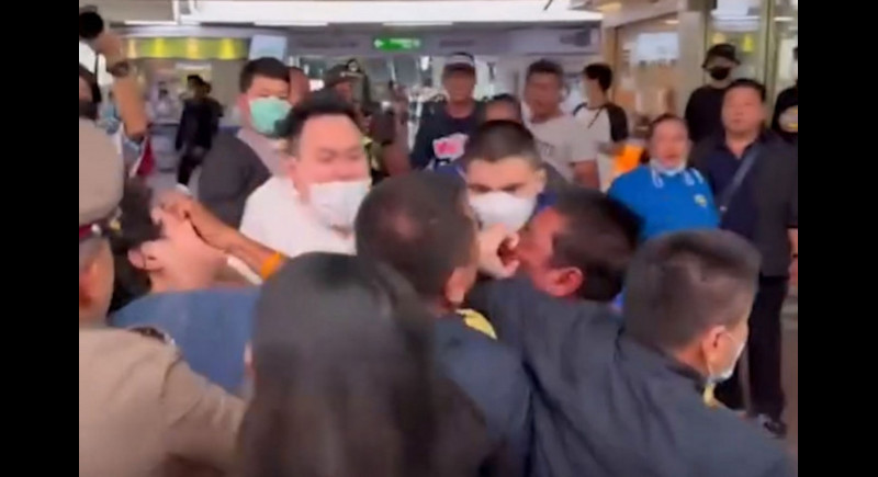 Brawl outside mall as royalists confront protesters