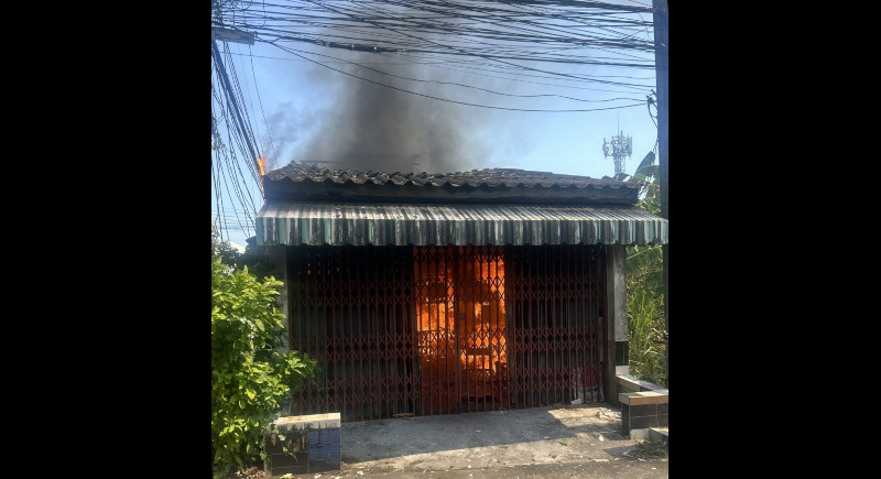 Fire engulfs house in Wichit