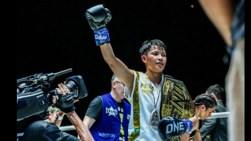 Phetjeeja wins undisputed world title