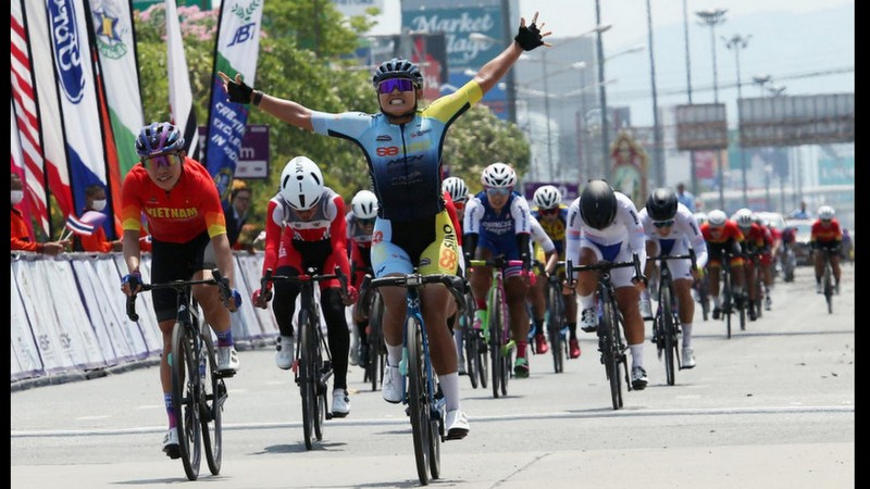 Ageing Thai ace tames field to grab lead