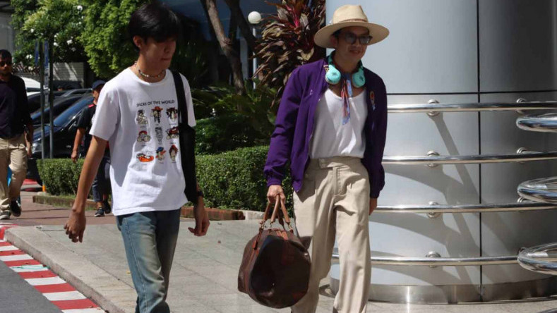 Two jailed for burning the King’s portrait