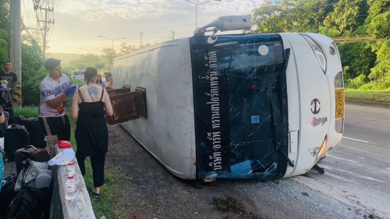 10 tourists hurt as Surat Thani tour bus overturns