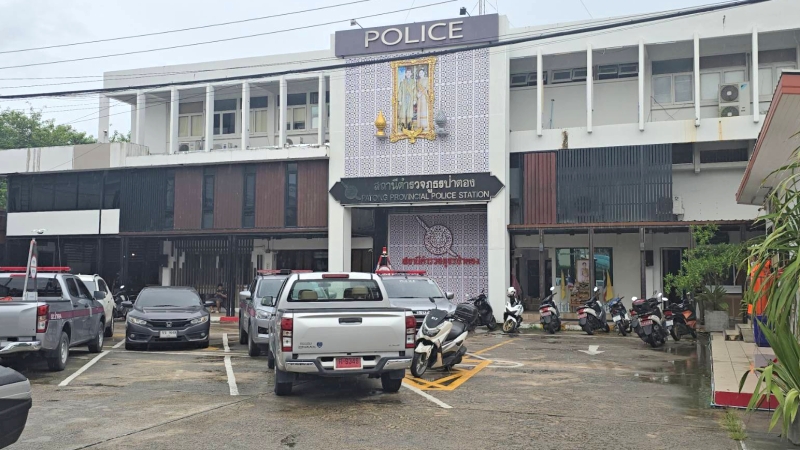 Bangla ladyboys accused of stealing gold necklace