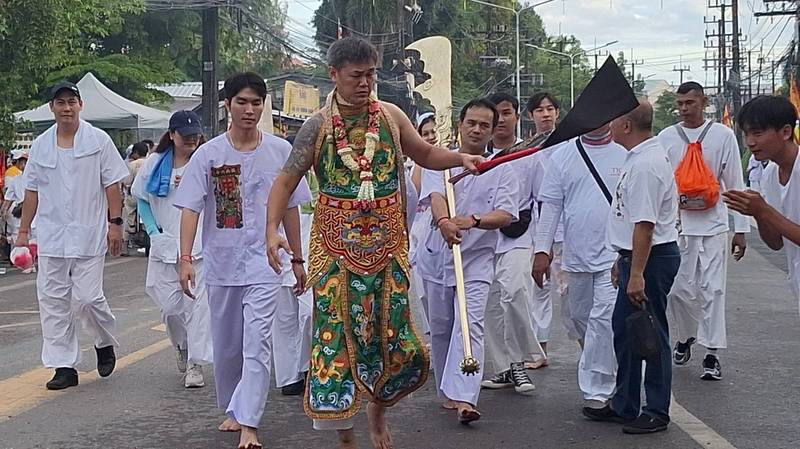 Bang Neow Shrine joins Veg Fest processions