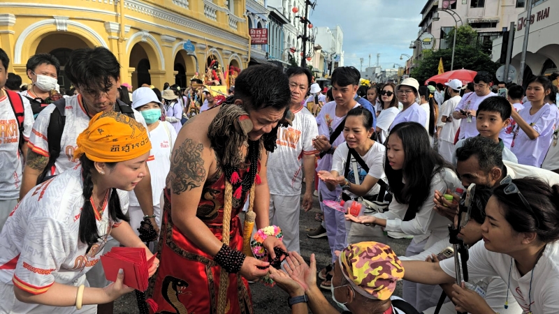 Thousands join Jui Tui procession for Phuket Vegetarian Festival