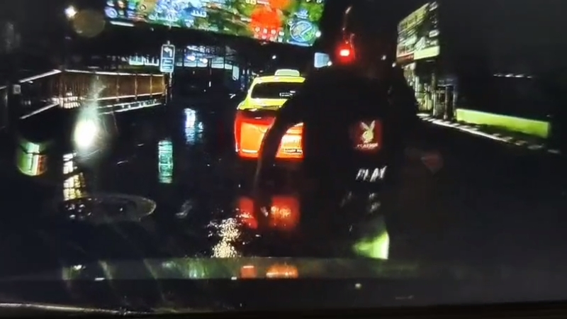 Hot-headed taxi driver confronts motorist in road rage incident