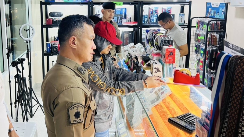 ‘Red Hat’ robber arrested after phone shop heist
