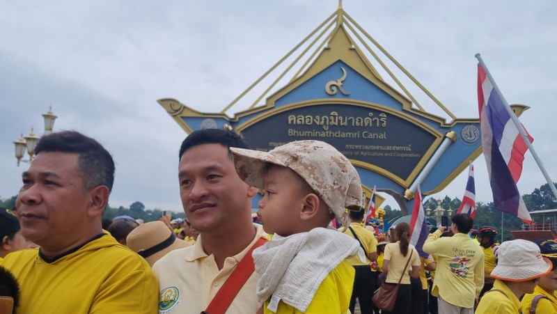 Thais nationwide make merit on late King’s birthday