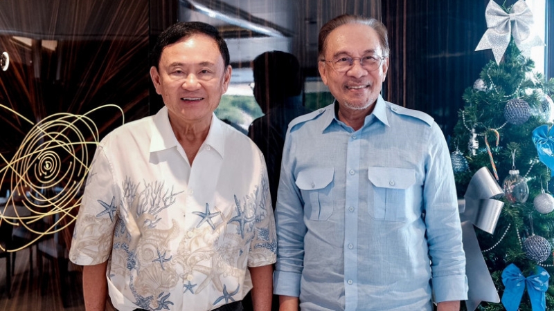 Thaksin and Malaysian PM hold talks aboard yacht