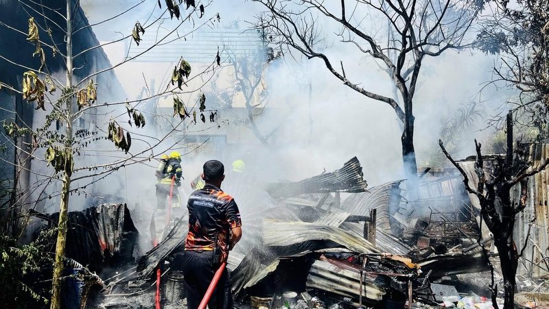 Fire at old warehouse in Wichit