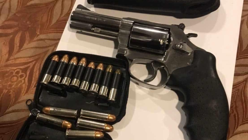 Police arrest man for illegal firearm at Saphan Hin