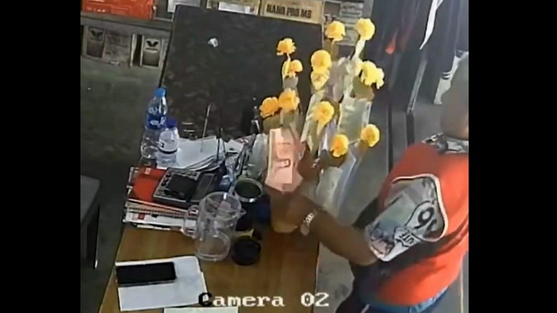 Sinful thief steals cash donations for monks
