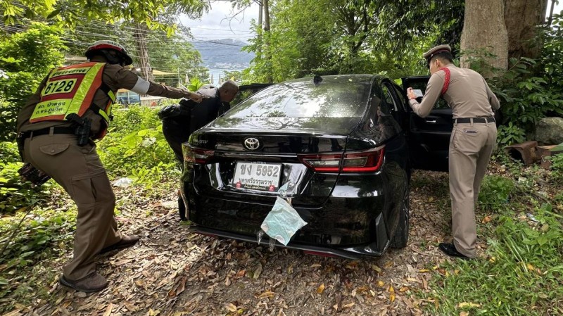 Police investigate car dumped by foreigners near Paradise beach