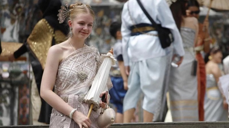 Tourist numbers tumble as Asian markets decline