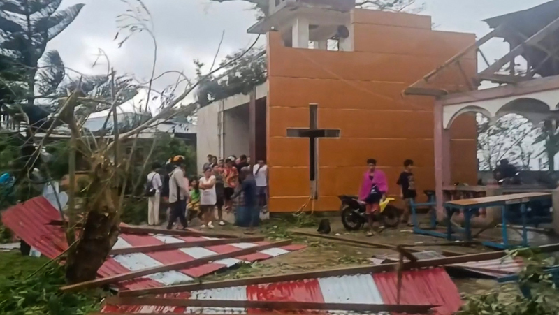 400,000 evacuated, 3 dead as fresh storm batters Philippines