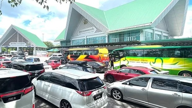 Malaysia bans foreign-plated vehicles from buying cheap petrol