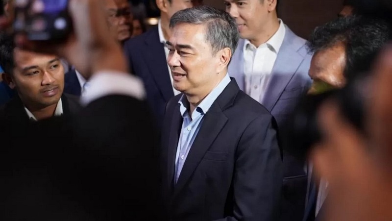 Abhisit returns as Democrat leader in landslide victory