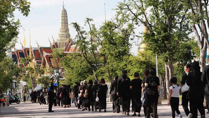 Crowds converge to respect their beloved late Queen Mother