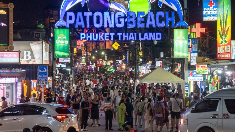 Patong nightlife urged to ‘tone it down’ during mourning period
