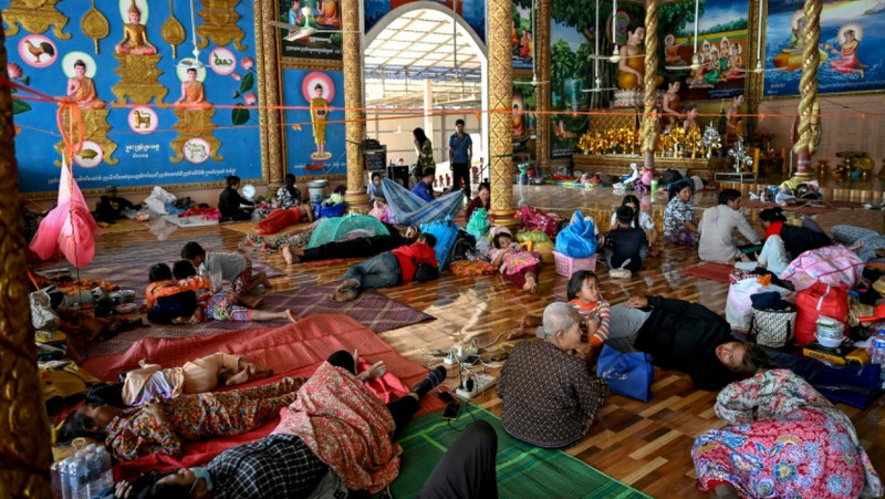 Border clashes send half a million into shelters