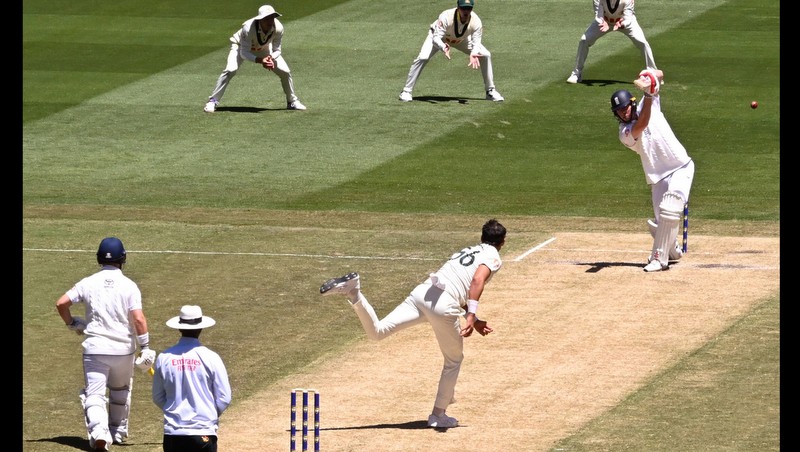 England snap 15-year losing streak to win chaotic 4th Ashes Test