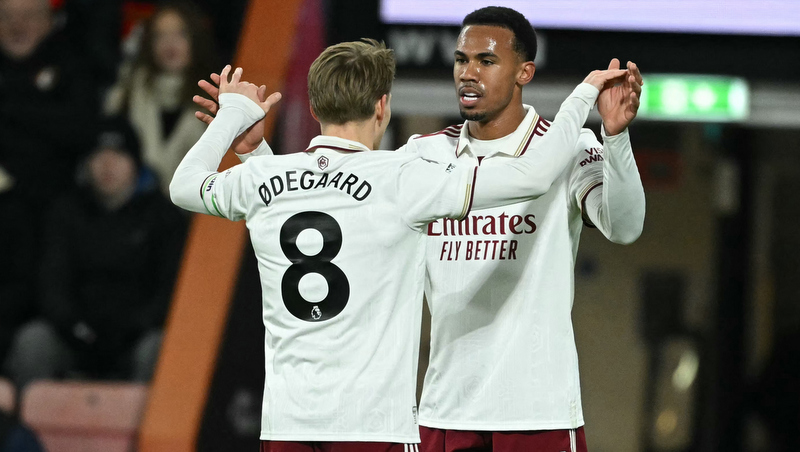 Arsenal stretch Premier League lead