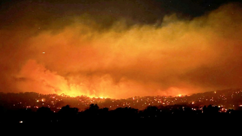 ‘Hectic’ bushfires threaten rural towns in Australian heatwave