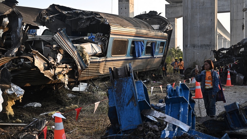 Rescuers face Thai train crash havoc