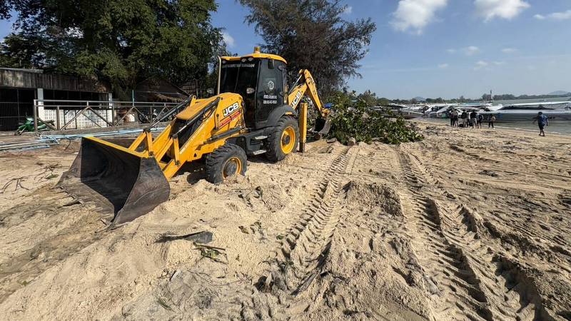 Boat fire wreckage cleared from Chalong Bay