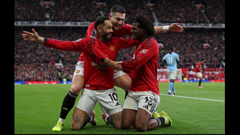 Carrick magic dents Man City Premier League bid as Arsenal held